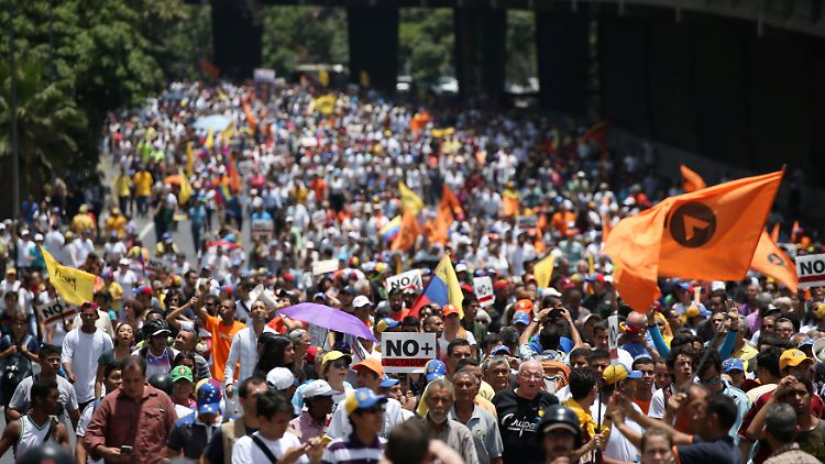 Demonstranten gehen gegen Maduros Regierung in Caracas auf die Straße.
