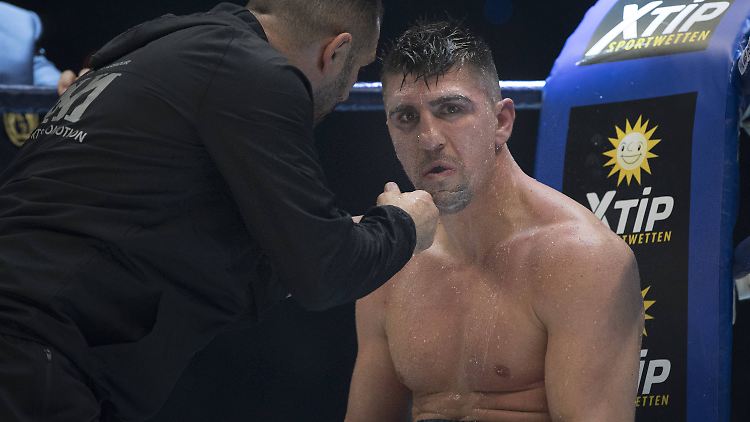 Geknickter Boxer: Marco Huck verpasste in Dortmund den "richtigen" Titel.