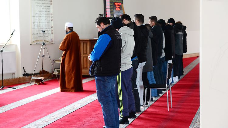 Betende Muslime in der Berliner Ibrahim Al-Khalil Moschee.