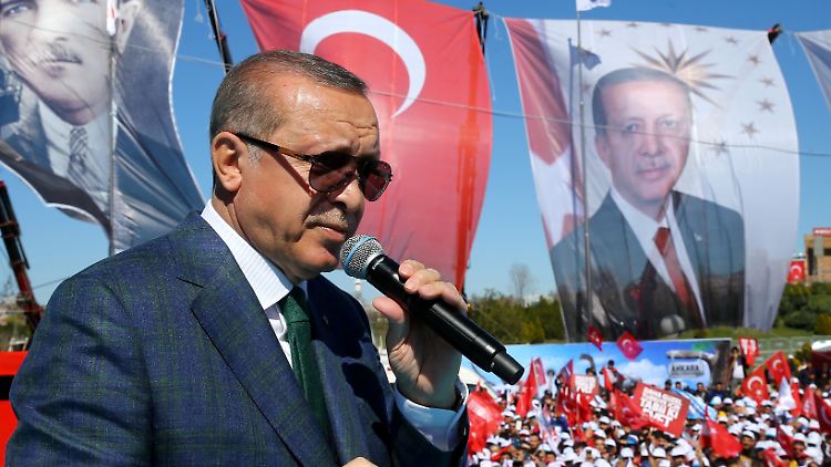 Der türkische Präsident Erdogan wirbt in Ankara für die Verfassungsreform, die ihm mehr Macht verleihen würde.