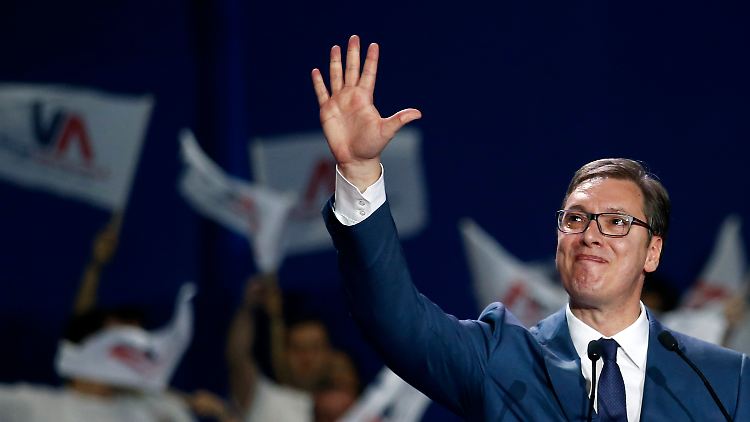 Aleksandar Vucic triumphiert bei der Präsidentenwahl.