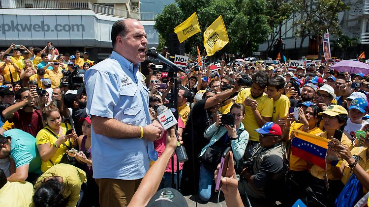 Oppositionsführer Borges spricht bei einer der vielen Demonstrationen in Caracas vor Regierungsgegnern.