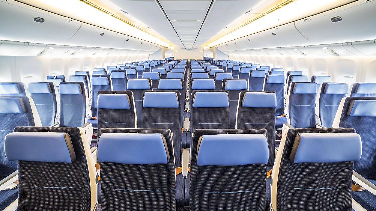 Ein Sitzplatz mit Beinfreiheit ist begehrt - doch in der Economy Class wird's schwierig.