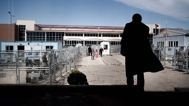 Im Gefängnis von Silivri sitzen mit Yücel viele Kritiker Erdogans ein. 