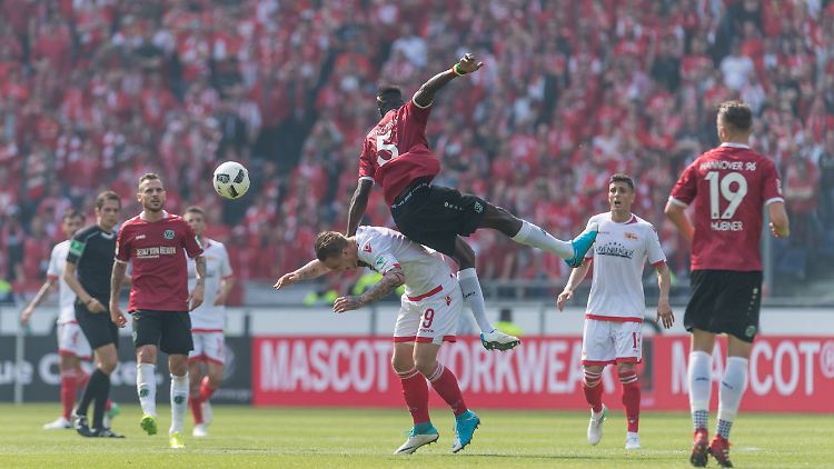 Im Spitzenspiel der zweiten Liga schenken sich Hannovers Salif Sané und Unions Sebastian Polter keinen Zentimeter.