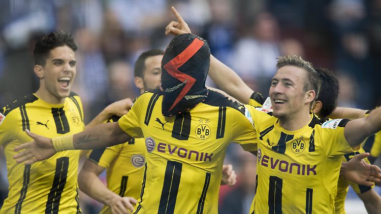 Den Kollegen gefällt's: Pierre-Emerick Aubameyang.