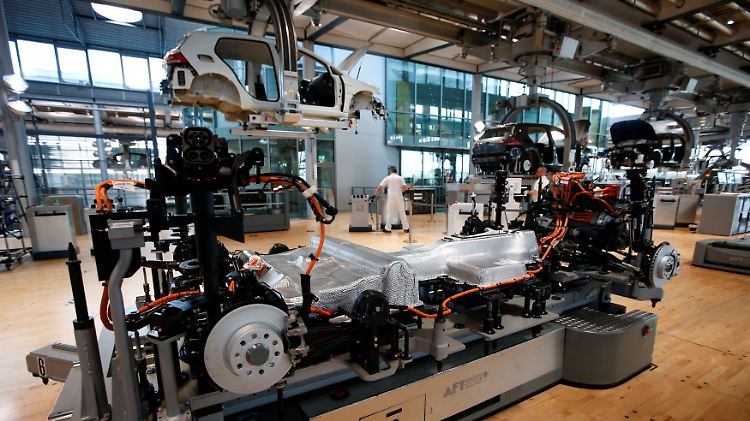 Fabrikhalle mit Parkettfußboden: "Vom Band" rollen in der Dresdner "Manufaktur" schon lange keine Autos mehr. 