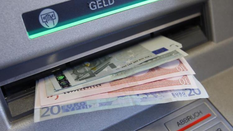Gebühren fürs Geldabheben halten Verbraucherschützer für unzulässig.