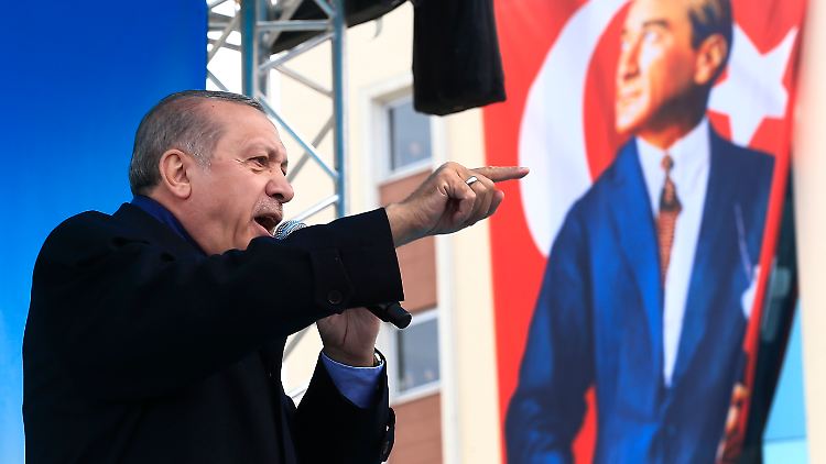 Der türkische Präsident Erdogan wirbt im Wahlkampf - vor einem Banner des Gründers der modernen Türkei Atatürk.