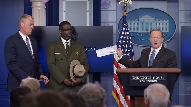 Trumps Sprecher Spicer (r.) übergab den Scheck an Innenminister Zinke (l.). Auch anwesend: ein Förster.