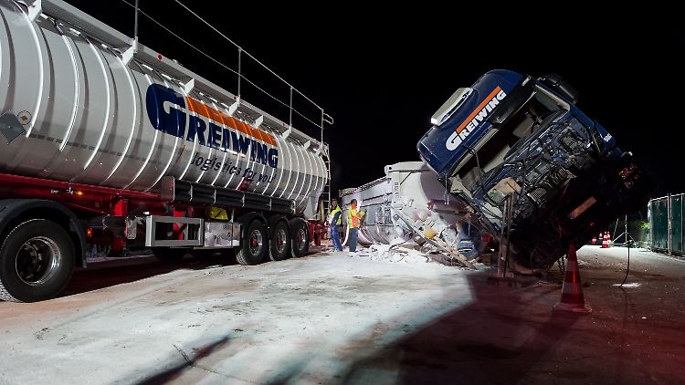 Der Lkw stand so unglücklich auf der A1, dass die vielbefahrene Strecke völlig gesperrt werden musste.