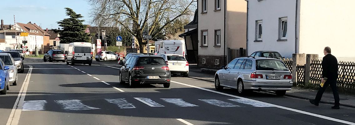 Hätte man auch ordentlicher machen können, aber seinen Zweck könnte dieser illegale Zebrastreifen durchaus erfüllen.