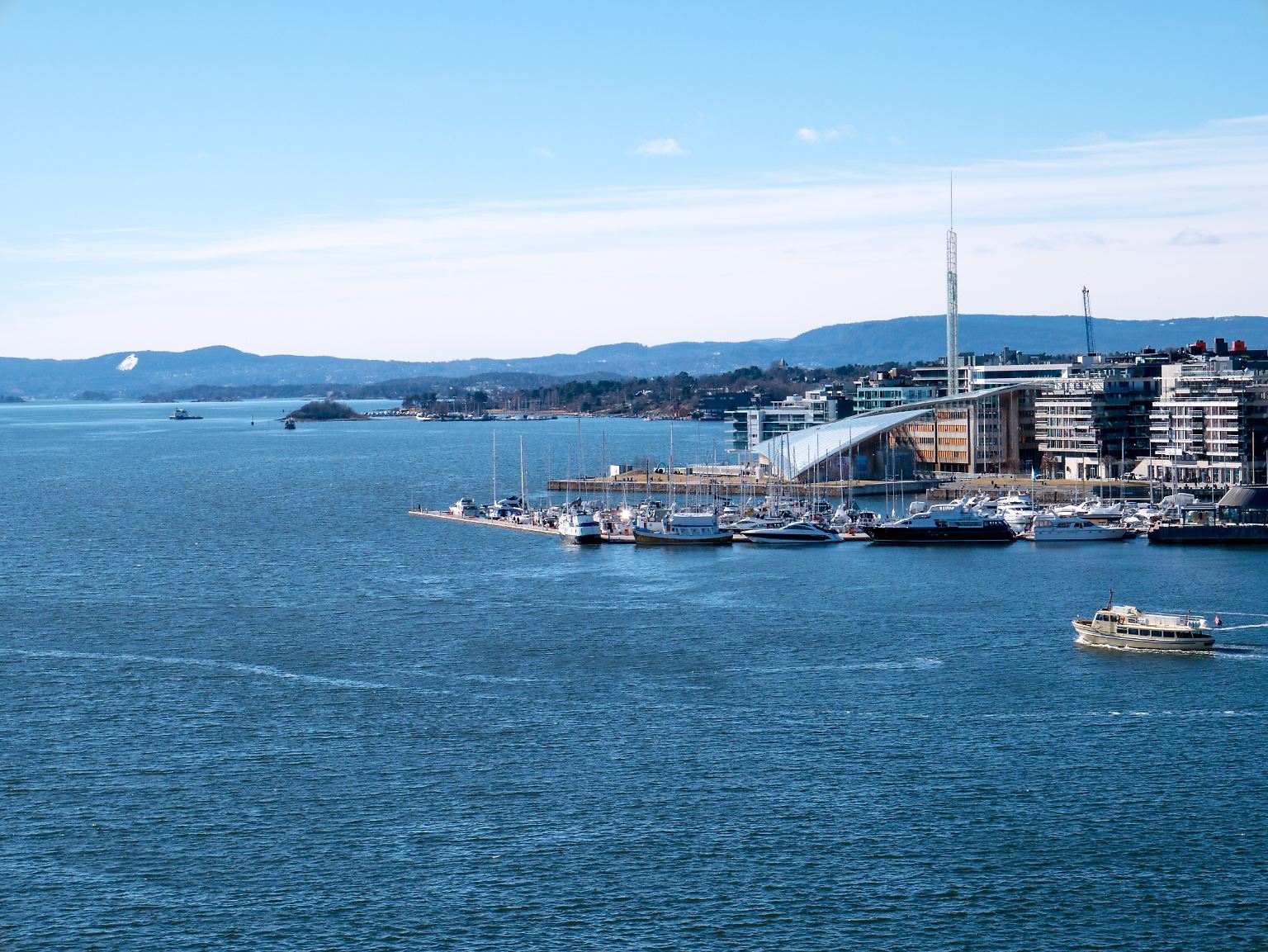 Die norwegische Hauptstadt liegt direkt am Oslofjord. Der Ausblick auf die umliegende Landschaft ist wundervoll.