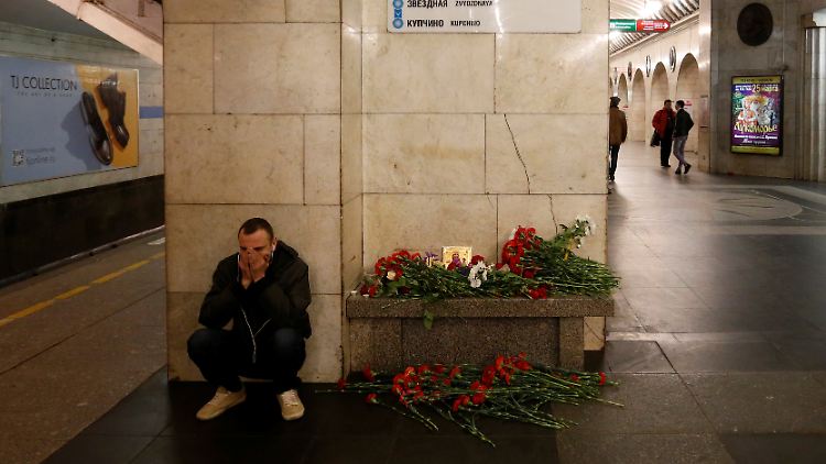 Ein Mann trauert am Anschlagsort in St. Petersburg um die Opfer.