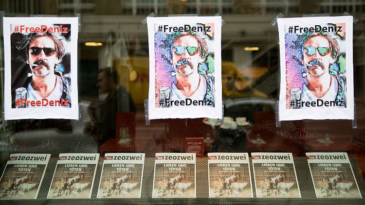 In Deutschland solidarisierten sich etliche Journalisten, Publizisten und andere Bürger mit Deniz Yücel.