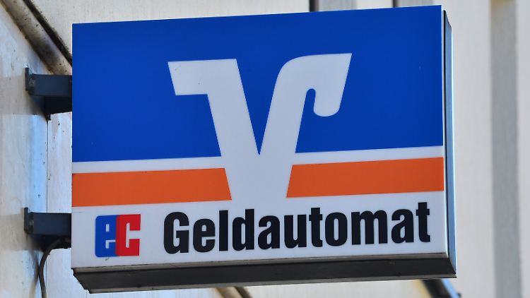 Bei einigen VR-Banken werden Gebühren fürs Geldabheben fällig.