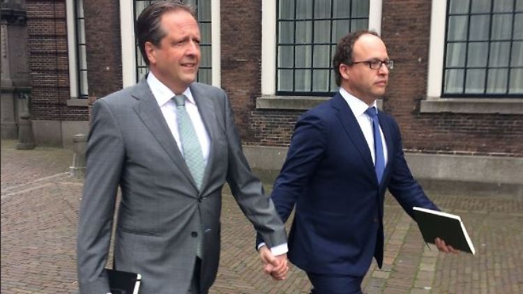 Alexander Pechtold und Wouter Koolmees Hand in Hand.