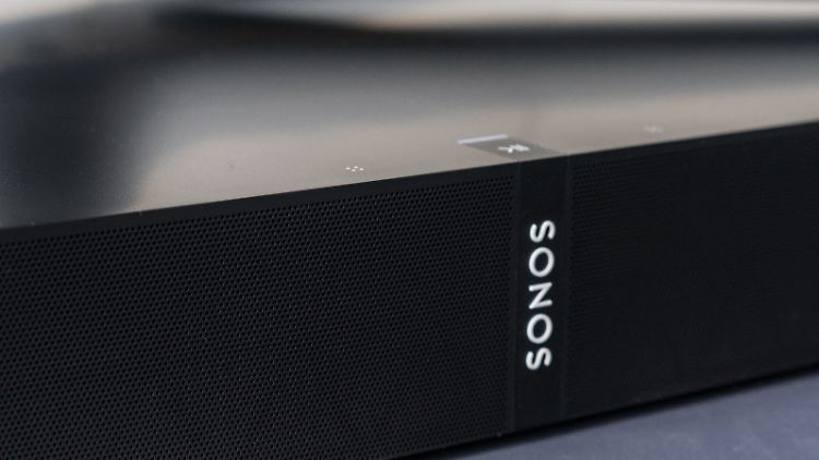 Sonos Playbase ist flach, aber kräftig.