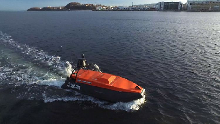 Ein Modell eines ferngesteuerten Schiffes im Wasser vor Trondheim.