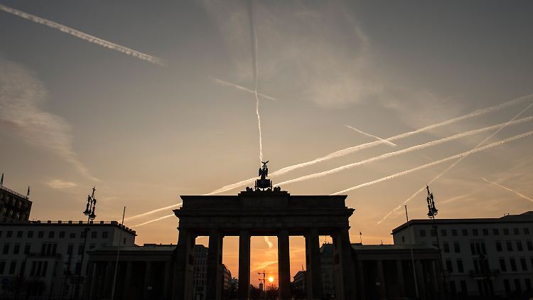 Das Brandenburger Tor erleuchtet nicht in den Farben der russischen Trikolore.