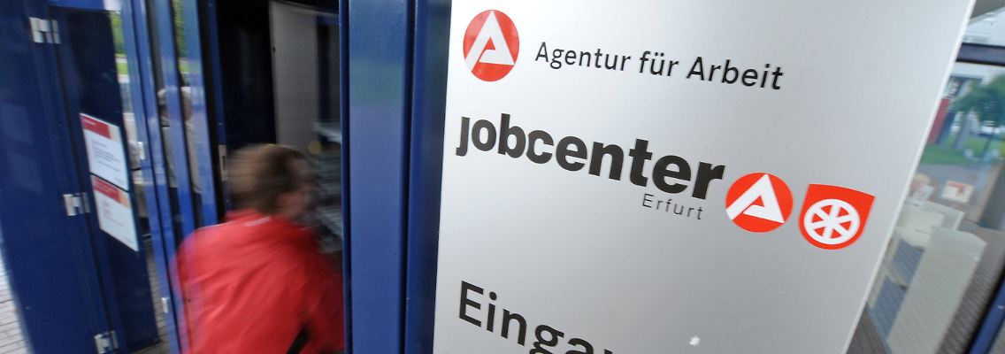 Für viele Menschen ein Ort, an dem sie ihre berufliche und private Würde ablegen: ein deutsches Jobcenter.