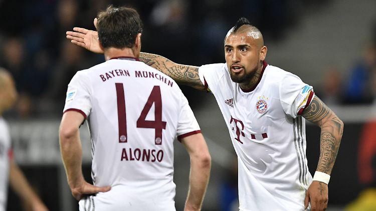 Unzufriedene Bayern-Schaltzentrale: Xabi Alonso und Arturo Vidal haben gegen Hoffenheim eine Menge zu diskutieren.