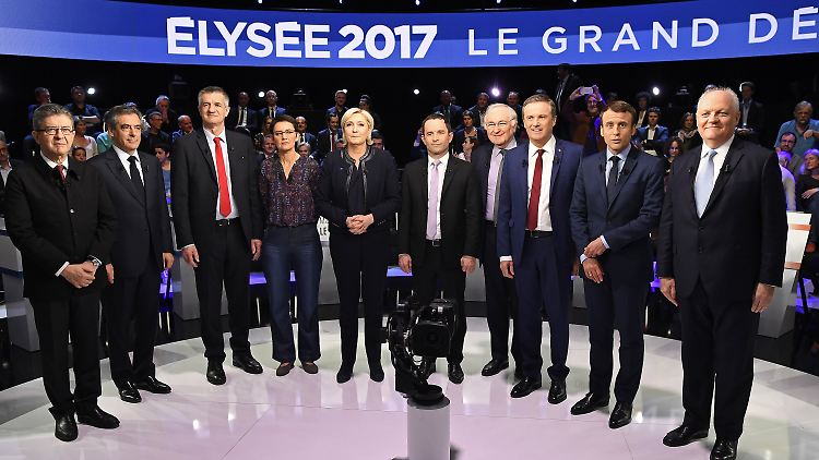 Marine Le Pen (5.v.l.) und Emmanuel Macron (2.v.r.) werden bei den Wahlen die größten Chancen eingeräumt.