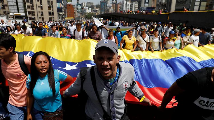 In Caracas demonstrierten erneut Tausende gegen die Regierung.
