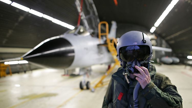 Laptop statt Kampfjet: Die Online-Spezialisten der Bundeswehr sollen das Grundgesetz mit Tastatur und Maus verteidigen.