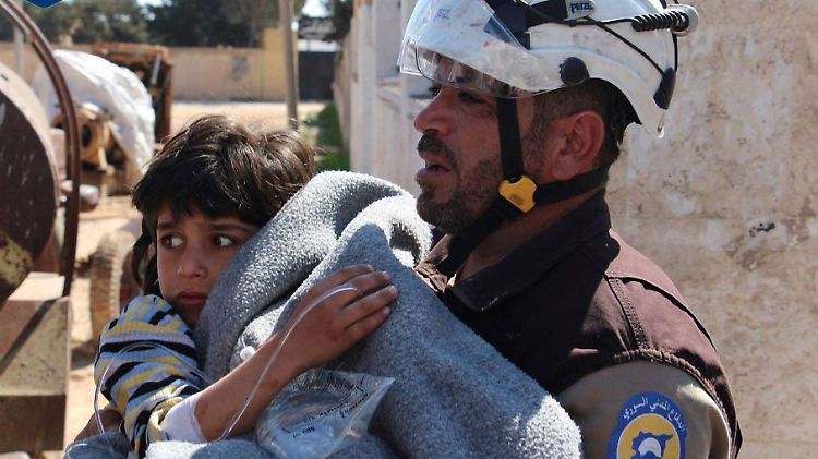 Ein Mitglied der syrischen Weißhelme rettet ein Kind aus den Trümmern. 