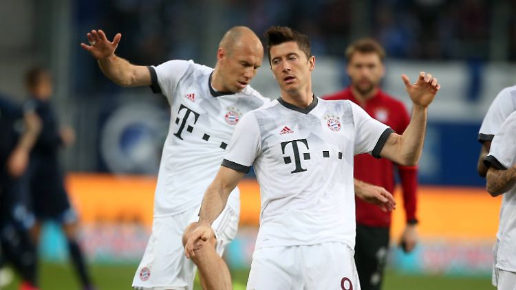 Tutto bene? Arjen Robben und Robert Lewandowski in Sinsheim.