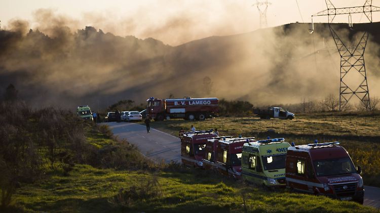 Erste Bilder vom Unglücksort: Die tiefstehende Abendsonne beleuchtet ein qualmendes Trümmerfeld.