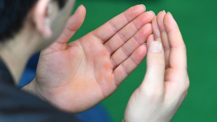 Ein Muslim in Potsdam beim Gebet. Die Moscheegemeinden sind nur zum Teil in größeren Dachverbänden organisiert.