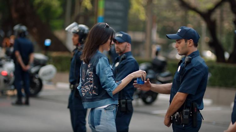 Das Model und der Polizist.