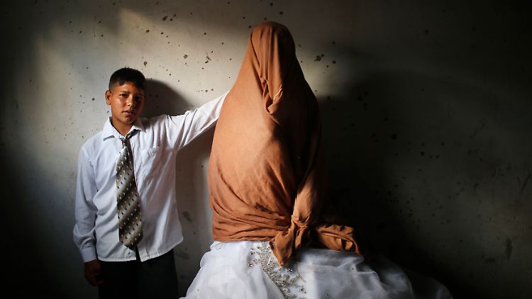 Ein 15-Jähriger mit seiner 14 Jahre alten, verschleierten Braut im nördlichen Gazastreifen. 