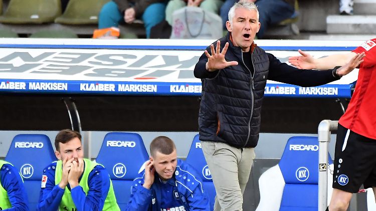 Mirko Slomka schaffte es beim KSC nicht, die Mannschaft Richtung Aufstieg zu schicken - ganz im Gegenteil.