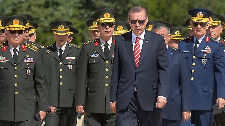 Erdogan mit hochrangigen Militärs im Jahr 2014. Der Putschversuch im vergangenen Sommer, der aus Teilen der Truppe kam, hat dem Ruf der Institution geschadet. Operation "Schutzschild Euphrat" war auch ein Gegensteuern.