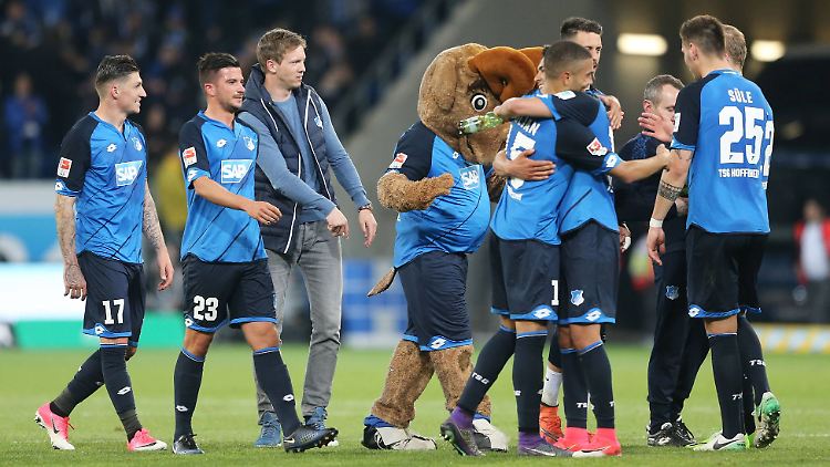 Julian Nagelsmann (2.v.l.) fühlt sich inmitten seiner Spieler wohl - und die ziehen mit ihm an einem Strang.