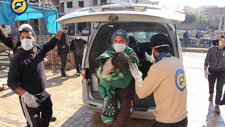 Helfer der syrischen Organisation Weißhelme bringen ein verletztes Kind in eine Klinik.