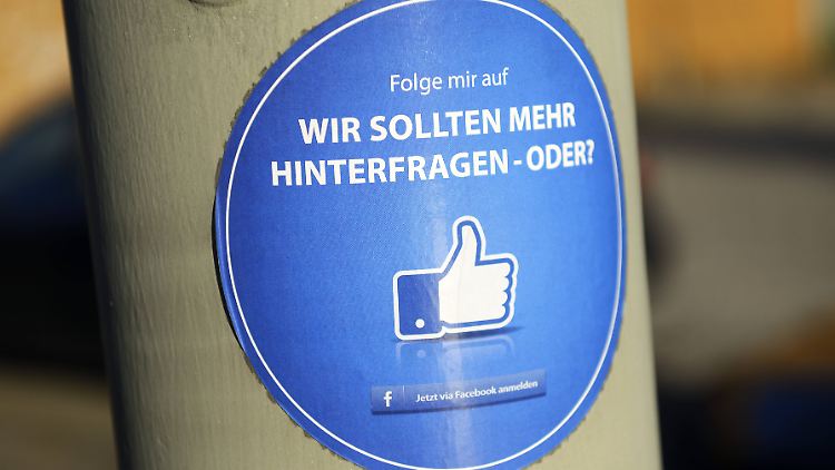 Ein kritischer Aufkleber an einem Hamburger Laternenmast zum Thema "Fake News" in sozialen Medien. 