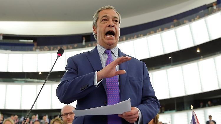Nigel Farage änderte seine Wortwahl - mit süffisanter Rücksichtnahme auf die Italiener.
