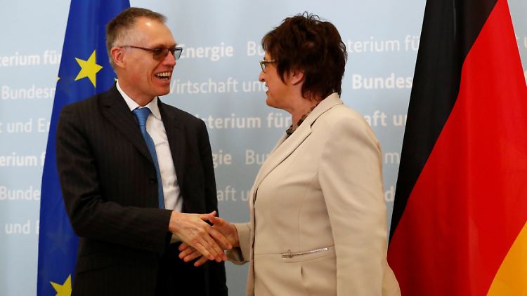 Man sorgt für gute Laune: Brigitte Zypries mit Carlos Tavares.