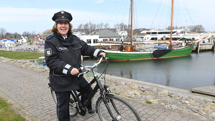 Ein Elektroauto darf Martina Dominik auf Hiddensee fahren. So ist es aber viel schöner.
