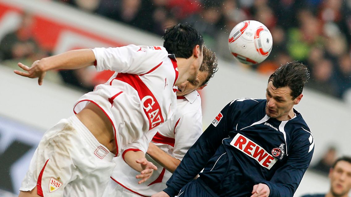 Nix los in Stuttgart? Zumindest der Ball war hart umkämpft. Hier bemühen sich der Kölner Milivoje Novakovic, rechts, sowie die Stuttgarter Georg Niedermeier, Mitte, und Ciprian Marica.