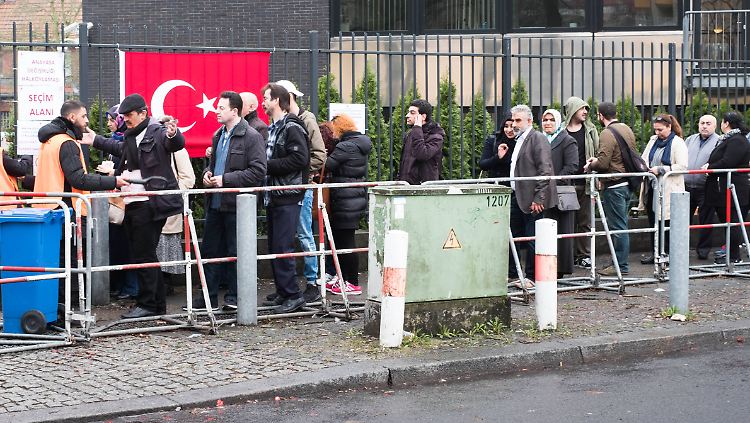 Anstehen für die Abstimmung vor dem türkischen Generalkonsulat in Berlin.