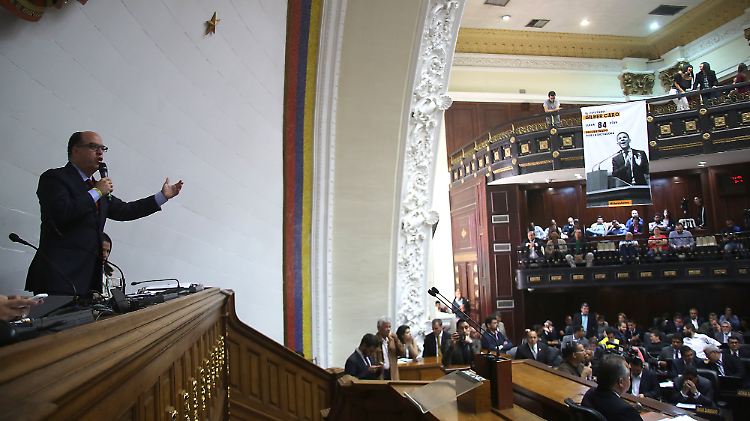 Parlamentspräsident Julio Borges (l.) spricht vor der Nationalversammlung.