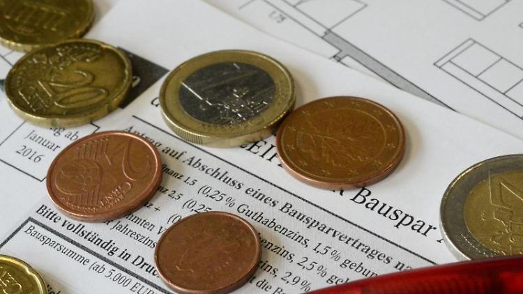 Bausparkassen sollen ihr Geld in der Darlehensphase nicht über Gebühren, sondern über Zinsen verdienen, fordern Verbraucherschützer. 
