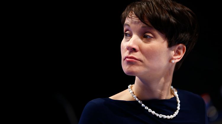 AfD-Parteichefin Frauke Petry distanziert sich einmal mehr von Björn Höcke. 