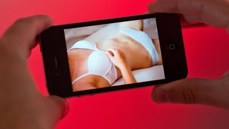 Und auch wenn das betreffende "Porno-Bildchen" mit der Einwilligung des Fotografierten entstanden ist, ist eine Veröffentlichung ohne dessen Zustimmung nicht erlaubt. 