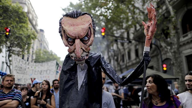 Anti-Regierungsproteste vergangene Woche - mit Präsident Mauricio Macri als Vampir, der Argentinien das Leben aussaugt.